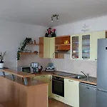 아파트 Zemunik 오미스